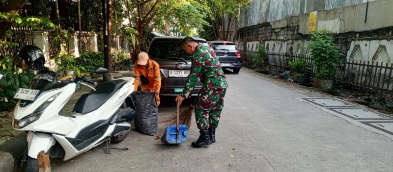 Antisipasi Datangnya Musim Hujan, Babinsa Koramil 01/Taman Sari Serka Asrianto Kerja Bakti Bersama PPSU dan Warga