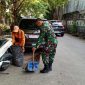 Antisipasi Datangnya Musim Hujan, Babinsa Koramil 01/Taman Sari Serka Asrianto Kerja Bakti Bersama PPSU dan Warga