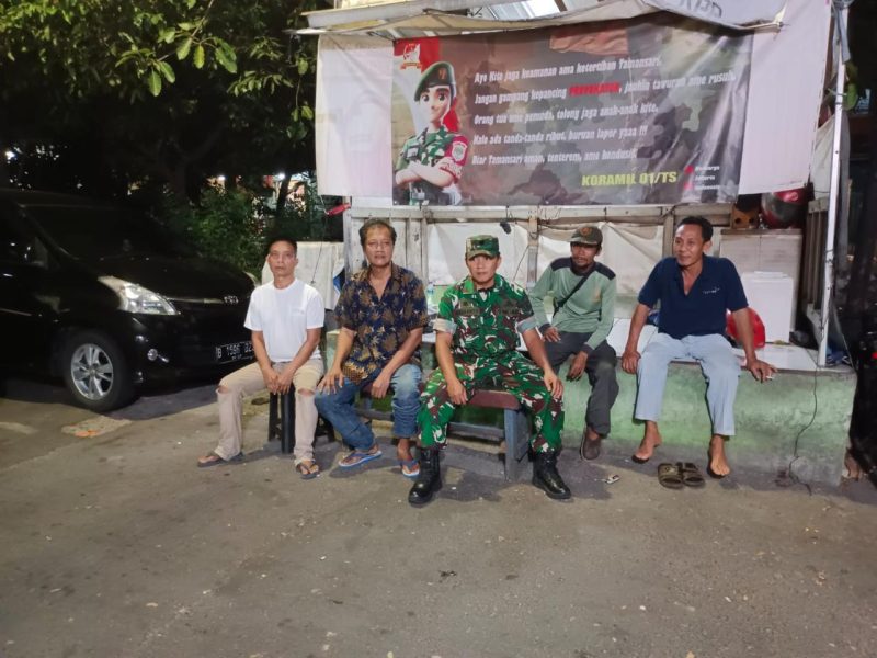 Tingkatkan Keamanan Wilayah, Babinsa Koramil 01/Taman Sari Gelar Siskamling Bersama Linmas