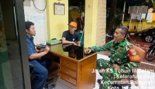 Ciptakan Keamanan Malam Hari, Babinsa Koramil 03/GP Patroli Siskamling Bersama PPSU Kelurahan Slipi