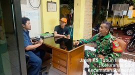 Ciptakan Keamanan Malam Hari, Babinsa Koramil 03/GP Patroli Siskamling Bersama PPSU Kelurahan Slipi