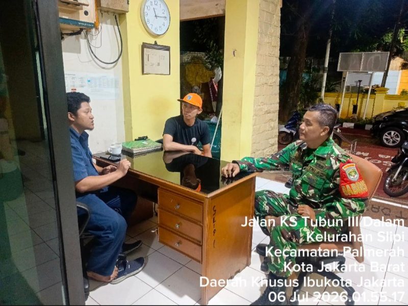 Ciptakan Keamanan Malam Hari, Babinsa Koramil 03/GP Patroli Siskamling Bersama PPSU Kelurahan Slipi