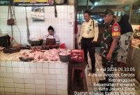 Pantau Harga Sembako di Pasar Slipi Jakarta Barat, Babinsa Koramil 03/GP Pastikan Pasokan Aman dan Harga Stabil