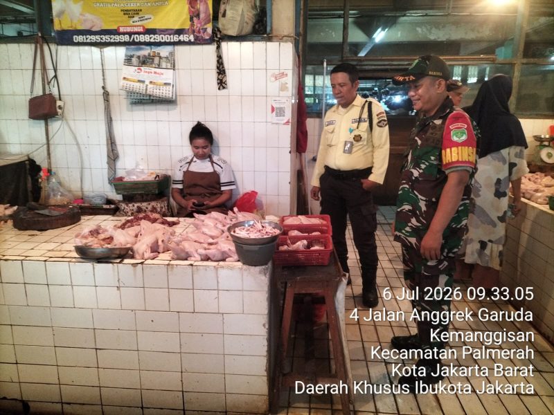 Pantau Harga Sembako di Pasar Slipi Jakarta Barat, Babinsa Koramil 03/GP Pastikan Pasokan Aman dan Harga Stabil