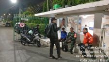 Jaga Keamanan dan Antisipasi Kerawanan Malam, Babinsa Koramil 03/GP Serda Kamit Beri Arahan Warga Ronda Malam di Kota Bambu Utara