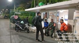 Jaga Keamanan dan Antisipasi Kerawanan Malam, Babinsa Koramil 03/GP Serda Kamit Beri Arahan Warga Ronda Malam di Kota Bambu Utara