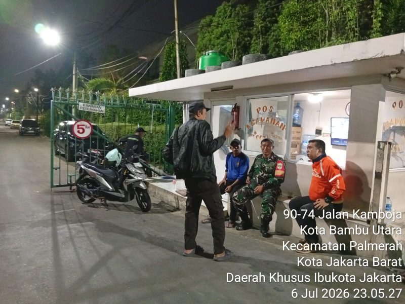 Jaga Keamanan dan Antisipasi Kerawanan Malam, Babinsa Koramil 03/GP Serda Kamit Beri Arahan Warga Ronda Malam di Kota Bambu Utara