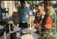 Pastikan Aman dan Stabil, Babinsa Koramil 03/GP Monitoring Stok Sembako di Pasar Slipi