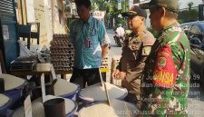 Pastikan Aman dan Stabil, Babinsa Koramil 03/GP Monitoring Stok Sembako di Pasar Slipi