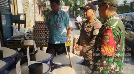 Pastikan Aman dan Stabil, Babinsa Koramil 03/GP Monitoring Stok Sembako di Pasar Slipi