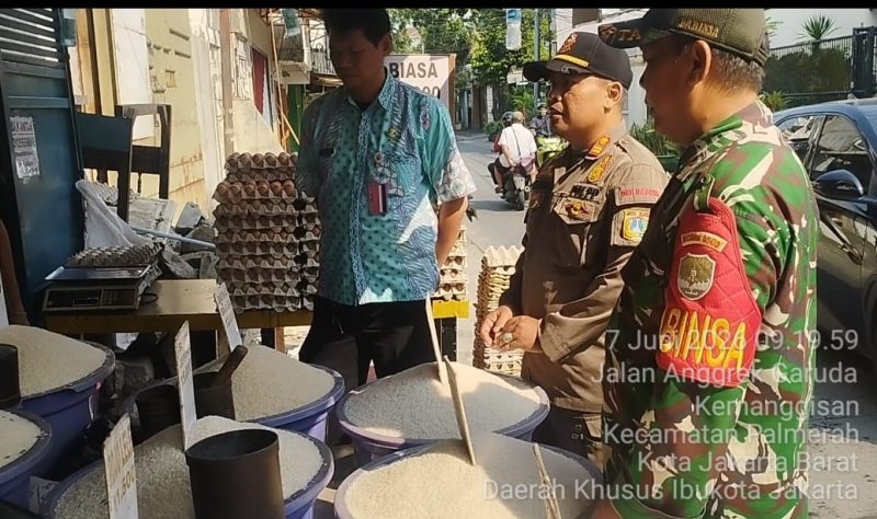 Pastikan Aman dan Stabil, Babinsa Koramil 03/GP Monitoring Stok Sembako di Pasar Slipi