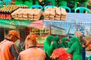 Momen Ultah Penuh Berkah, Ketua Persit KCK Ranting 2 Koramil 01/Taman Sari Ny. Yenny Manatap Rajagukguk Bagikan Nasi Ayam Bakar ke Warga Keagungan