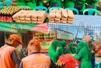 Momen Ultah Penuh Berkah, Ketua Persit KCK Ranting 2 Koramil 01/Taman Sari Ny. Yenny Manatap Rajagukguk Bagikan Nasi Ayam Bakar ke Warga Keagungan