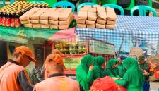 Momen Ultah Penuh Berkah, Ketua Persit KCK Ranting 2 Koramil 01/Taman Sari Ny. Yenny Manatap Rajagukguk Bagikan Nasi Ayam Bakar ke Warga Keagungan