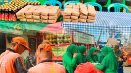 Momen Ultah Penuh Berkah, Ketua Persit KCK Ranting 2 Koramil 01/Taman Sari Ny. Yenny Manatap Rajagukguk Bagikan Nasi Ayam Bakar ke Warga Keagungan