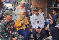 Langkah Preventif Cegah DBD, Babinsa Koramil 01/Taman Sari Pelda Wakdinator Bersama Tiga Pilar Gencarkan Komsos dan Cek Jentik Nyamuk di Wilayah Maphar