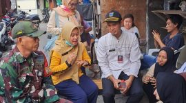 Langkah Preventif Cegah DBD, Babinsa Koramil 01/Taman Sari Pelda Wakdinator Bersama Tiga Pilar Gencarkan Komsos dan Cek Jentik Nyamuk di Wilayah Maphar