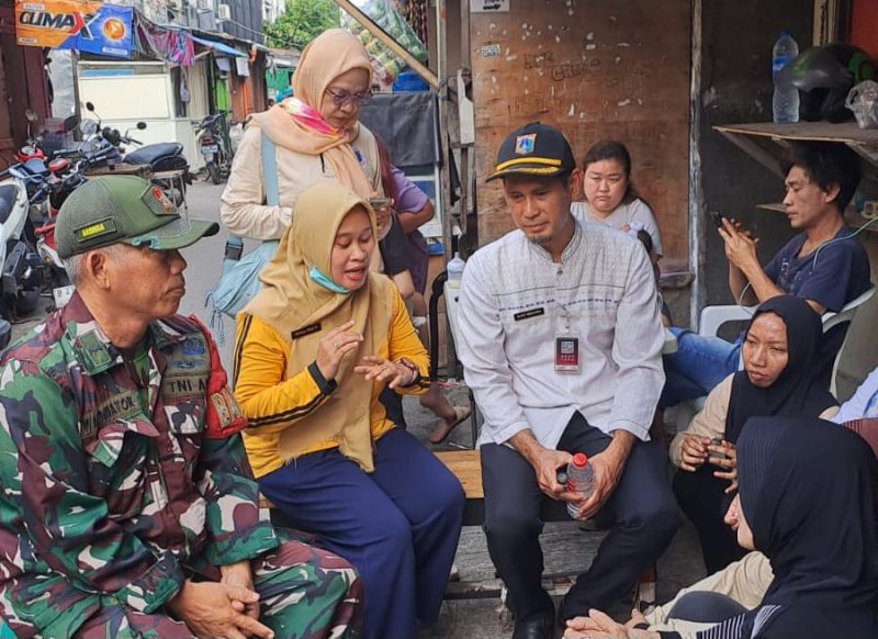 Langkah Preventif Cegah DBD, Babinsa Koramil 01/Taman Sari Pelda Wakdinator Bersama Tiga Pilar Gencarkan Komsos dan Cek Jentik Nyamuk di Wilayah Maphar