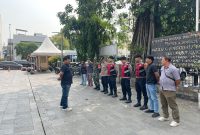 Antisipasi Aksi Unjuk Rasa Gerakan Mahasiswa Jabodetabek di Imigrasi Jakbar, Babinsa Koramil 01/Taman Sari Serka Heri Kris Bersama Aparat Gabungan Siaga di Lapangan