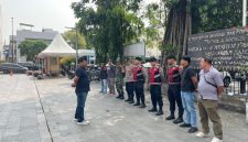 Antisipasi Aksi Unjuk Rasa Gerakan Mahasiswa Jabodetabek di Imigrasi Jakbar, Babinsa Koramil 01/Taman Sari Serka Heri Kris Bersama Aparat Gabungan Siaga di Lapangan