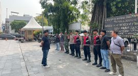 Antisipasi Aksi Unjuk Rasa Gerakan Mahasiswa Jabodetabek di Imigrasi Jakbar, Babinsa Koramil 01/Taman Sari Serka Heri Kris Bersama Aparat Gabungan Siaga di Lapangan