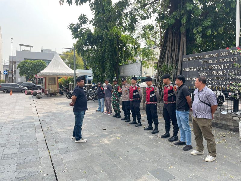 Antisipasi Aksi Unjuk Rasa Gerakan Mahasiswa Jabodetabek di Imigrasi Jakbar, Babinsa Koramil 01/Taman Sari Serka Heri Kris Bersama Aparat Gabungan Siaga di Lapangan