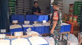 Upaya Antisipatif Jaga Stabilitas Ekonomi, Babinsa Koramil 01/Taman Sari Pantau Harga Sembako di Pasar Pecah Kulit
