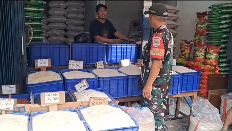Upaya Antisipatif Jaga Stabilitas Ekonomi, Babinsa Koramil 01/Taman Sari Pantau Harga Sembako di Pasar Pecah Kulit