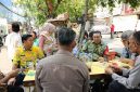 Tingkatkan Sinergitas Tiga Pilar, Danramil 01/Taman Sari Mayor Inf Manatap Rajgukguk Gelar Jakarta Barat On The Spot dan Bagikan Sembako ke Warga