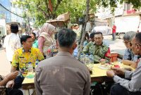 Tingkatkan Sinergitas Tiga Pilar, Danramil 01/Taman Sari Mayor Inf Manatap Rajgukguk Gelar Jakarta Barat On The Spot dan Bagikan Sembako ke Warga