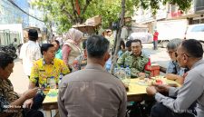 Tingkatkan Sinergitas Tiga Pilar, Danramil 01/Taman Sari Mayor Inf Manatap Rajgukguk Gelar Jakarta Barat On The Spot dan Bagikan Sembako ke Warga