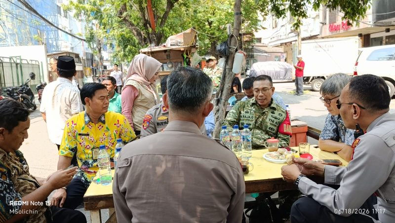 Tingkatkan Sinergitas Tiga Pilar, Danramil 01/Taman Sari Mayor Inf Manatap Rajgukguk Gelar Jakarta Barat On The Spot dan Bagikan Sembako ke Warga