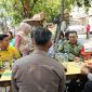 Tingkatkan Sinergitas Tiga Pilar, Danramil 01/Taman Sari Mayor Inf Manatap Rajgukguk Gelar Jakarta Barat On The Spot dan Bagikan Sembako ke Warga