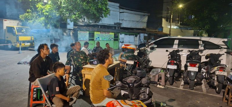 Bola Gembira Perekat Kebersamaan, Koramil 01/Taman Sari Gelar Nobar Bersama Warga di Tiga Lokasi