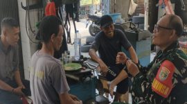 Babinsa Koramil 03/Grogol Petamburan Perkuat Sinergi dengan Ketua RT, Bangun Kewaspadaan Warga Demi Terciptanya Lingkungan Aman dan Kondusif