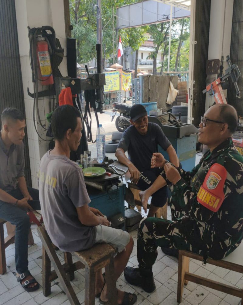 Babinsa Koramil 03/Grogol Petamburan Perkuat Sinergi dengan Ketua RT, Bangun Kewaspadaan Warga Demi Terciptanya Lingkungan Aman dan Kondusif
