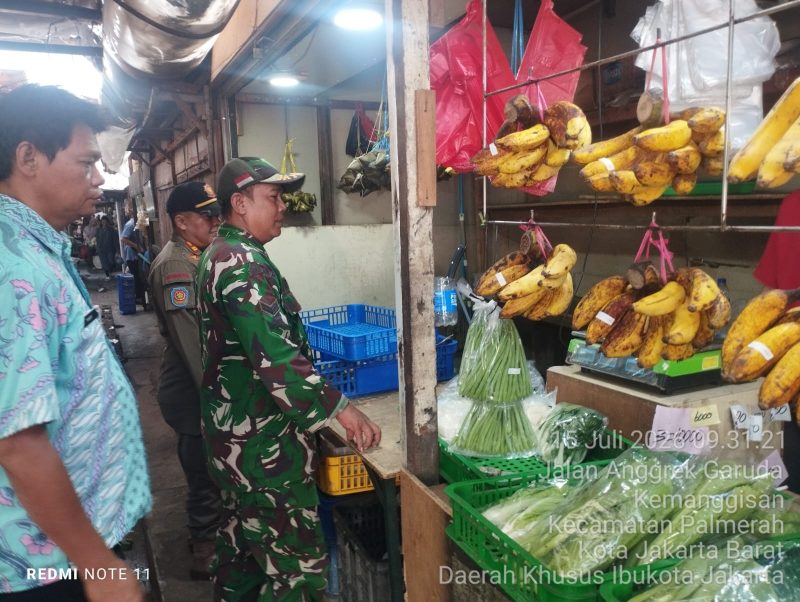 Pantau Stabilitas Harga Pangan, Koramil 03/Grogol Petamburan Pastikan Ketersediaan Sembako di Jakarta Barat Tetap Aman