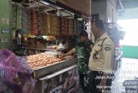 Harga Sembako Jakarta Barat Relatif Stabil, Babinsa Koramil 03/Grogol Petamburan Monitoring Ketersediaan Bahan Pokok