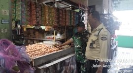 Harga Sembako Jakarta Barat Relatif Stabil, Babinsa Koramil 03/Grogol Petamburan Monitoring Ketersediaan Bahan Pokok
