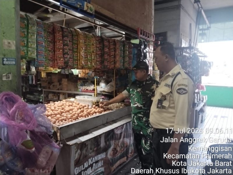 Harga Sembako Jakarta Barat Relatif Stabil, Babinsa Koramil 03/Grogol Petamburan Monitoring Ketersediaan Bahan Pokok