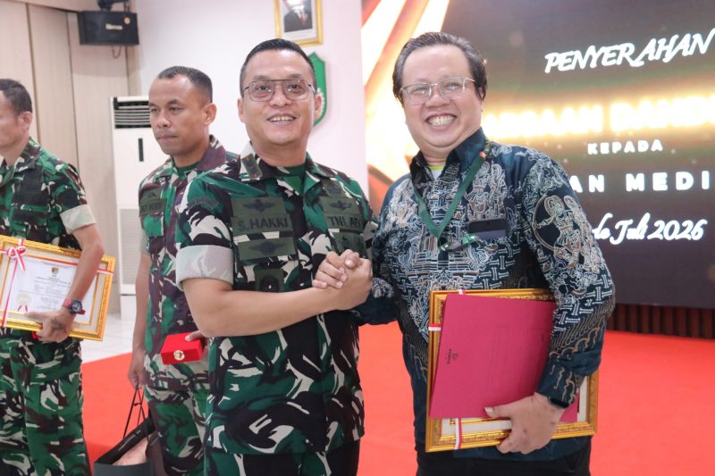 Dedikasi Berbuah Prestasi, Dandim 0503/Jakarta Barat Letkol Inf Saputra Hakki Berikan Penghargaan kepada Perwira, Bintara dan Mitra Media Terbaik