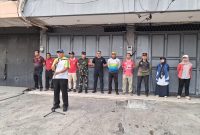 Bersatu Bersihkan Lingkungan Demi Cegah Banjir, Danramil 01/Taman Sari Mayor Inf Manatap Rajagukguk Sinergi Bersama Tiga Pilar Gotong Royong Grebek Lumpur Massal