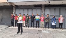 Bersatu Bersihkan Lingkungan Demi Cegah Banjir, Danramil 01/Taman Sari Mayor Inf Manatap Rajagukguk Sinergi Bersama Tiga Pilar Gotong Royong Grebek Lumpur Massal