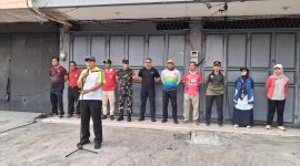 Bersatu Bersihkan Lingkungan Demi Cegah Banjir, Danramil 01/Taman Sari Mayor Inf Manatap Rajagukguk Sinergi Bersama Tiga Pilar Gotong Royong Grebek Lumpur Massal