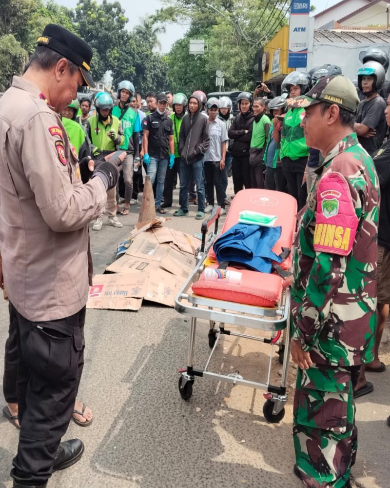 Menyalip dari Sisi Kiri Berujung Maut, Sinergi Babinsa Koramil 03/GP Serka Awaludin dan Aparat Tiga Pilar Bergerak Cepat Tangani Kecelakaan Lalu Lintas di Kemanggisan