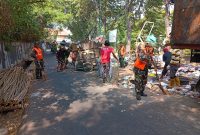 Gerak Cepat Satgas Sampah Koramil 03/GP, Bersihkan Jalur Inspeksi Slipi Demi Wujudkan Jakarta Barat yang Bersih dan Sehat