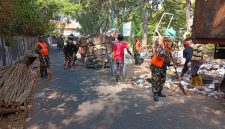 Gerak Cepat Satgas Sampah Koramil 03/GP, Bersihkan Jalur Inspeksi Slipi Demi Wujudkan Jakarta Barat yang Bersih dan Sehat