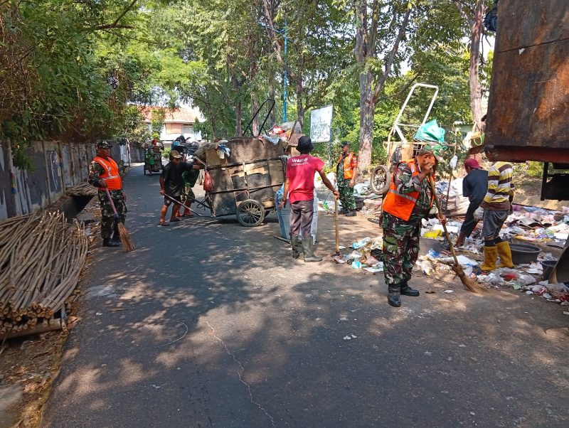 Gerak Cepat Satgas Sampah Koramil 03/GP, Bersihkan Jalur Inspeksi Slipi Demi Wujudkan Jakarta Barat yang Bersih dan Sehat