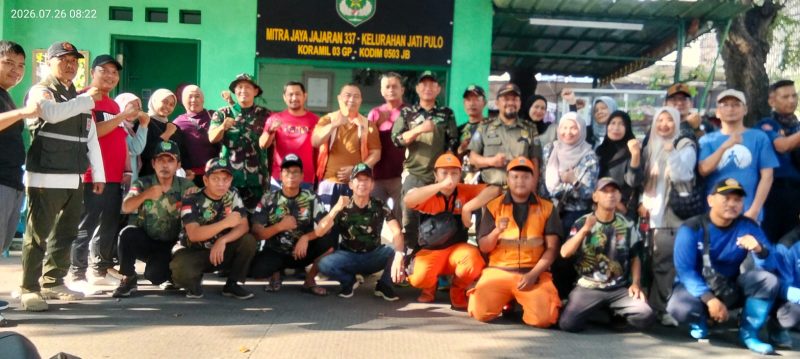Grebek Lumpur Palmerah, Koramil 03/GP Bersama Tiga Pilar Bersihkan Saluran Air Demi Cegah Banjir dan Wujudkan Lingkungan Sehat