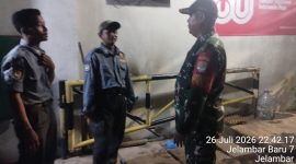 Malam Tak Pernah Lengah, Babinsa Koramil 03/GP Perkuat Siskamling dan Bangun Kewaspadaan Warga Jelambar